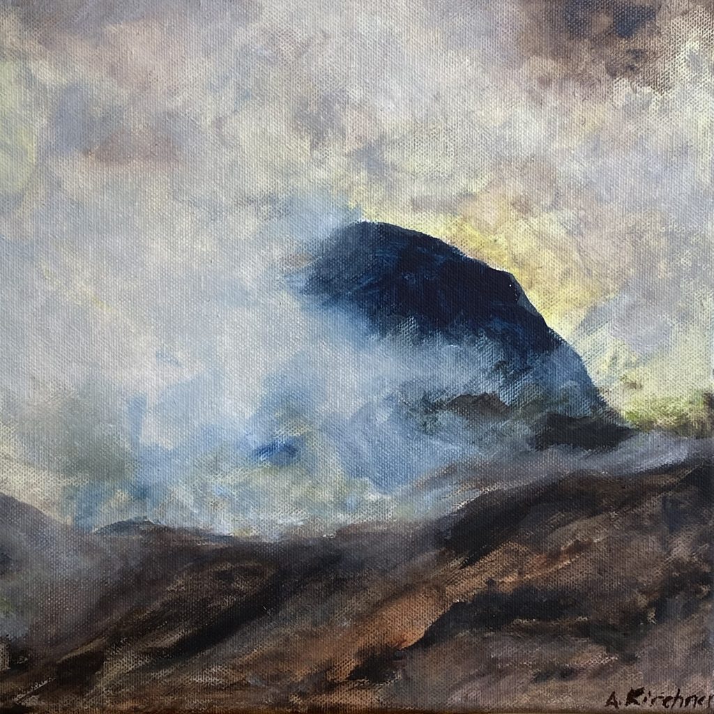 dramatischer blauer Berg im Nebel